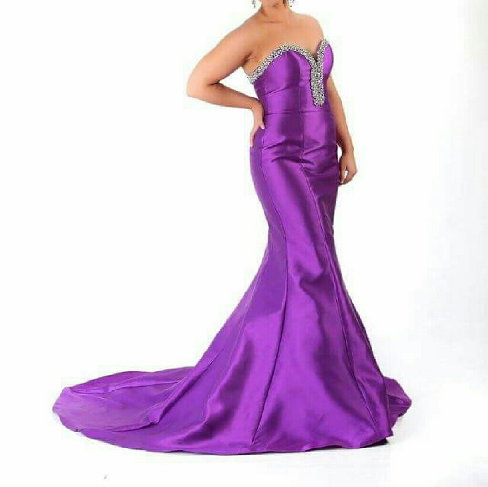 Jovani Size 8 gown.  Only worn once!